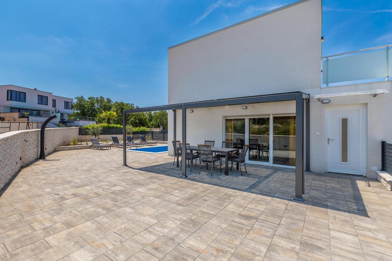 Holiday House Sunlight With Heated Pool Malinska Bagian luar foto