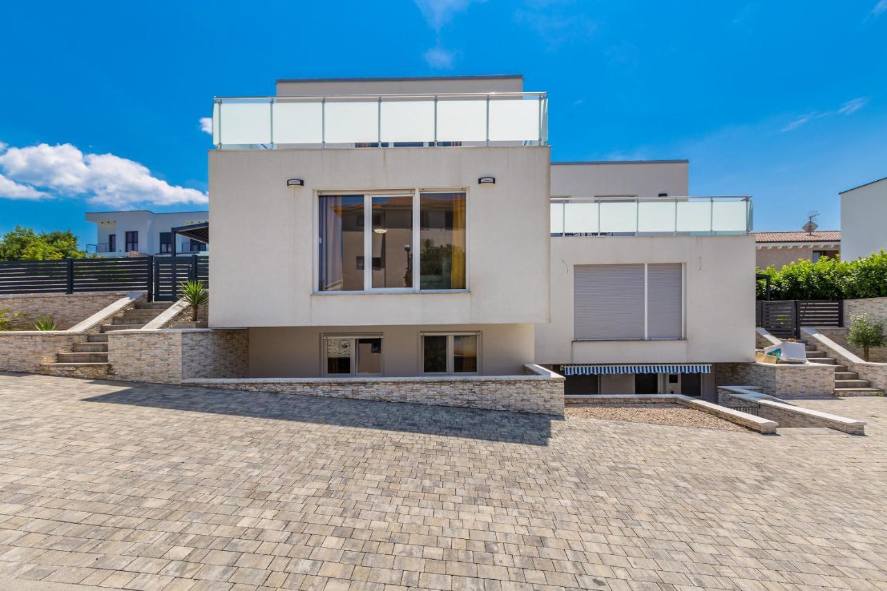 Holiday House Sunlight With Heated Pool Malinska Bagian luar foto