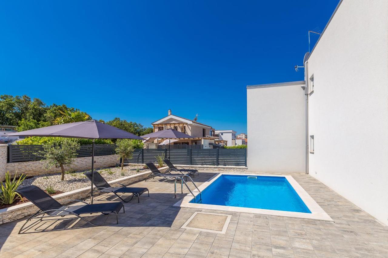 Holiday House Sunlight With Heated Pool Malinska Bagian luar foto