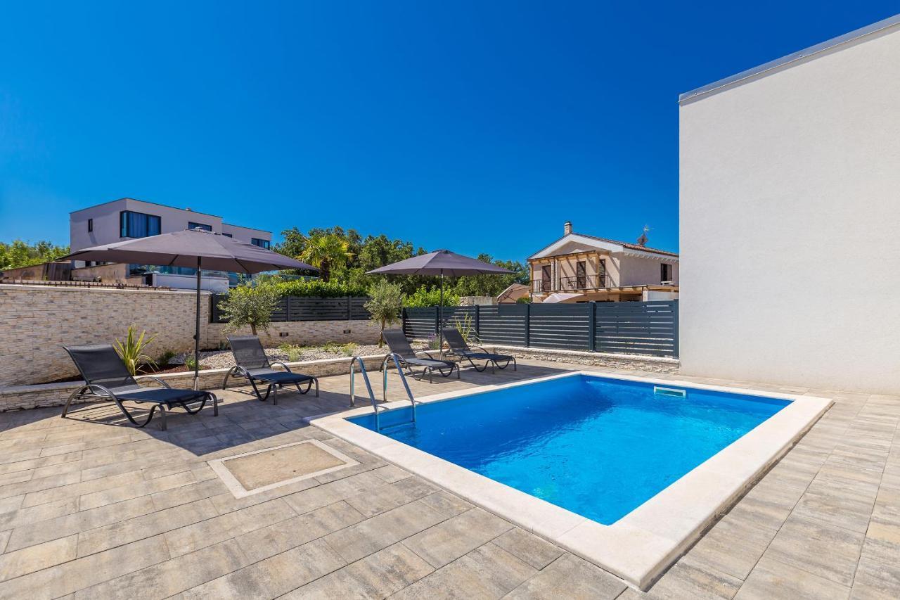 Holiday House Sunlight With Heated Pool Malinska Bagian luar foto