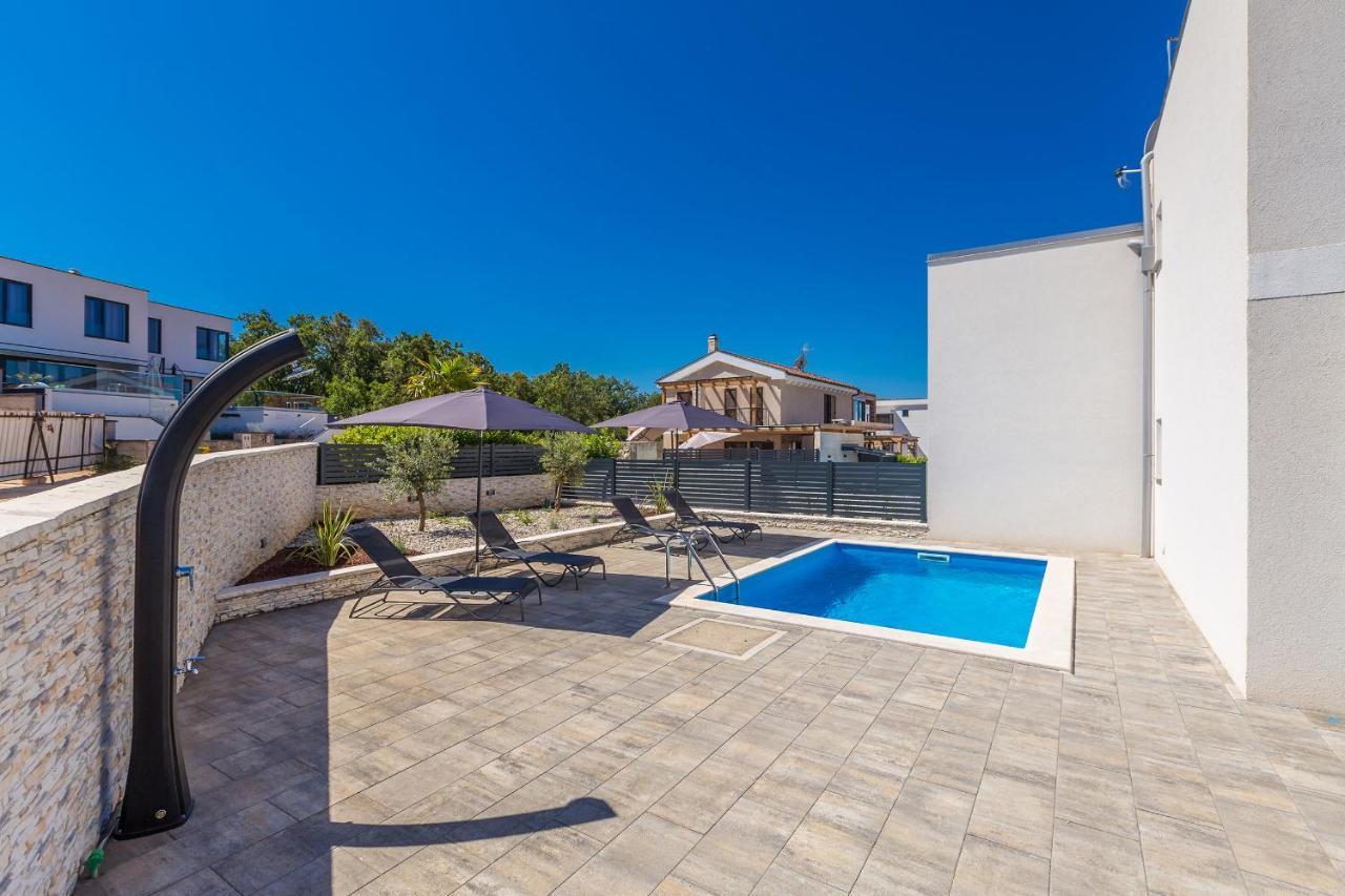 Holiday House Sunlight With Heated Pool Malinska Bagian luar foto