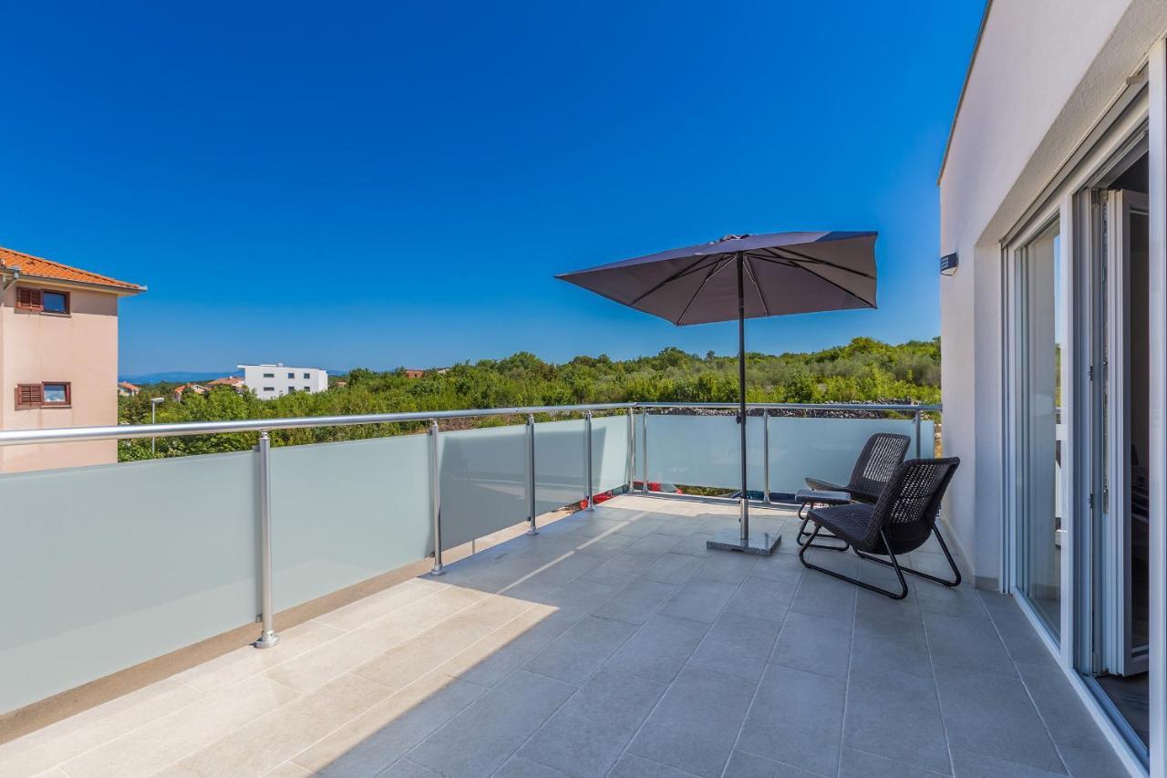 Holiday House Sunlight With Heated Pool Malinska Bagian luar foto